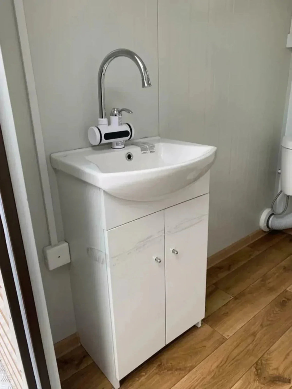 Doppelter Sanitärcontainer mit Abwassertank (weiß) – WC-Container mit integriertem Fäkalientank