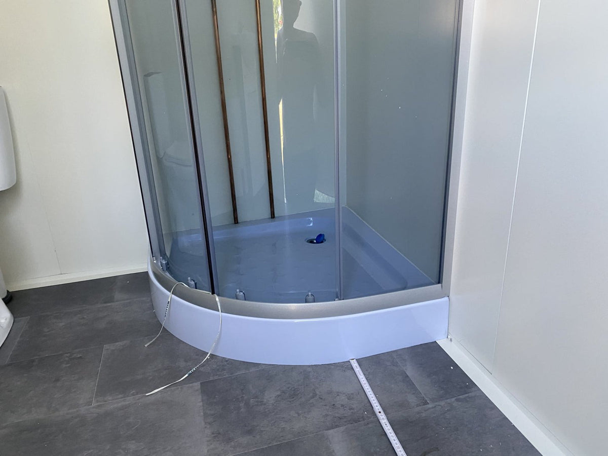 Mobiler_Toilettenwagen_mit_Doppel-WC_und_Dusche_Sofort_Einsatzbereit_ghh