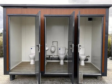 Sanitärcontainer vom Typ Pavilion mit Dreifachkabine