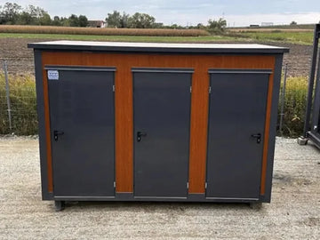 Sanitärcontainer vom Typ Pavilion mit Dreifachkabine